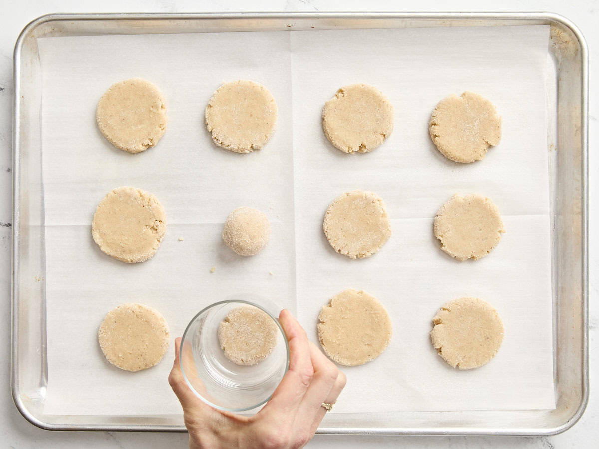 Un verre aplatissant des boules de pâte à biscuits au lait de poule.
