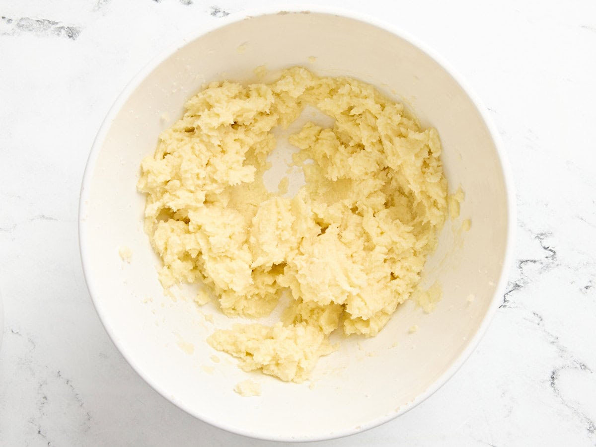 Beurre en crème et sucre dans un bol.