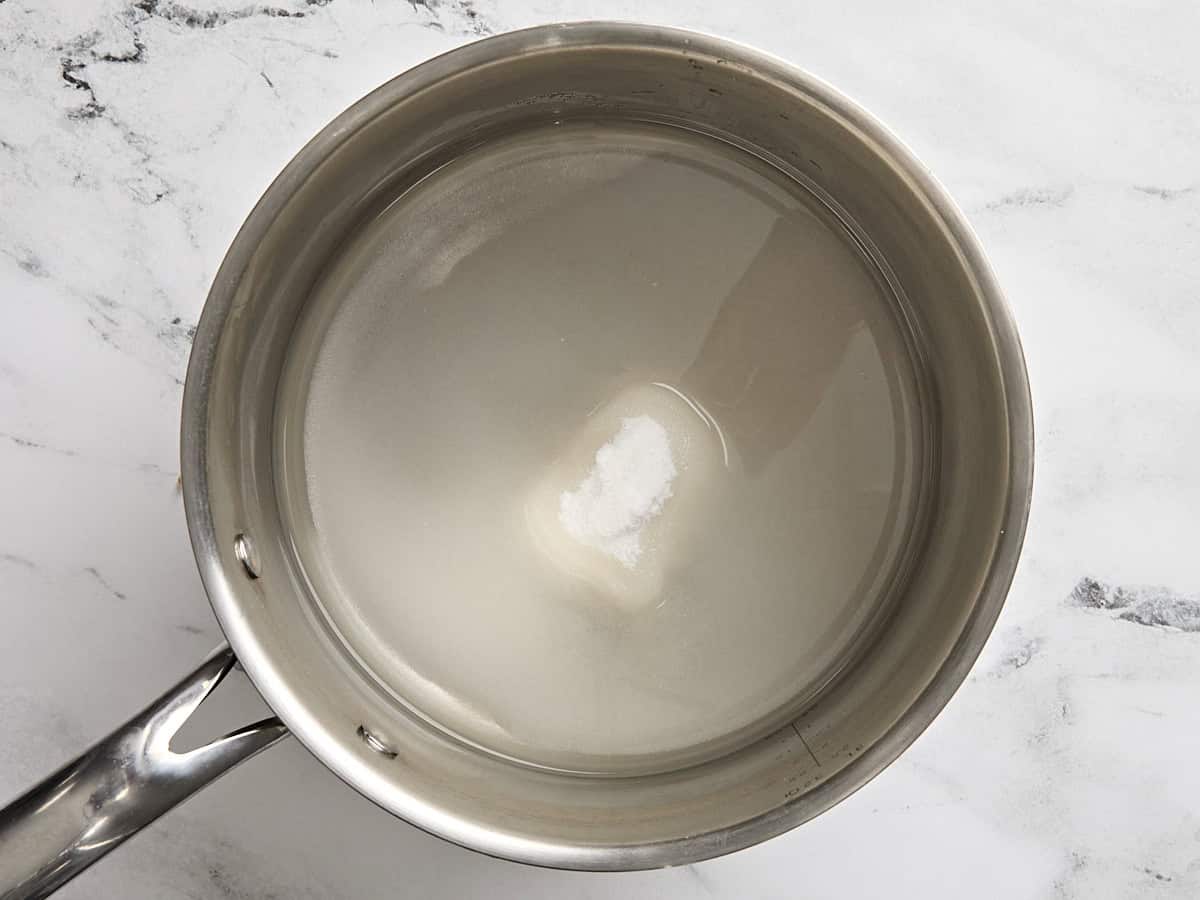 Sucre et eau dans une casserole.