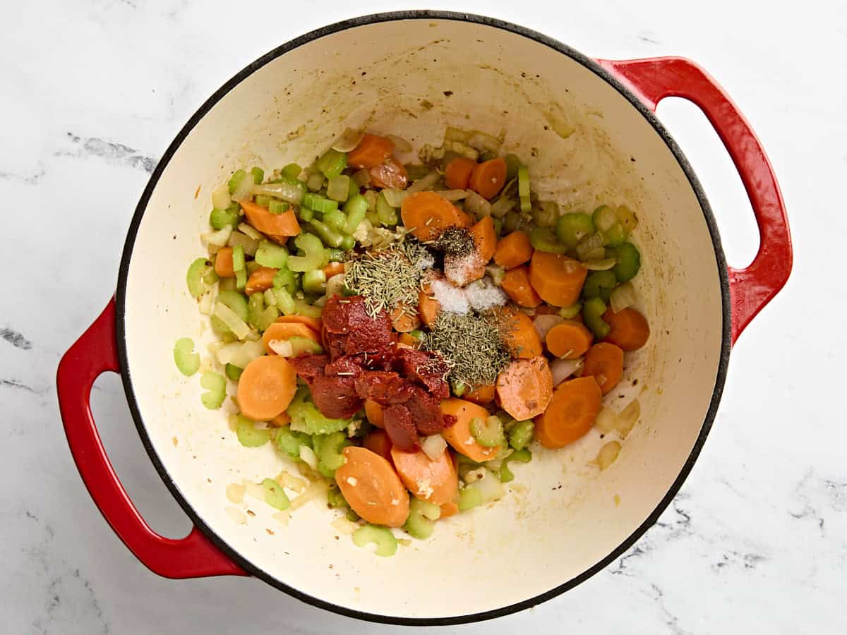 Mire poix et assaisonnements dans une cocotte.