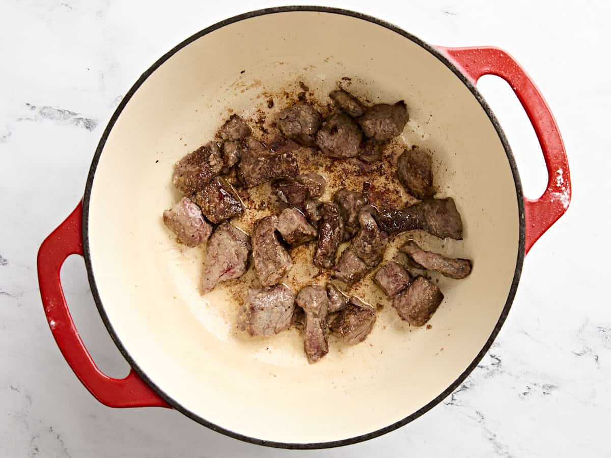 Viande de ragoût de bœuf dorée dans une cocotte.