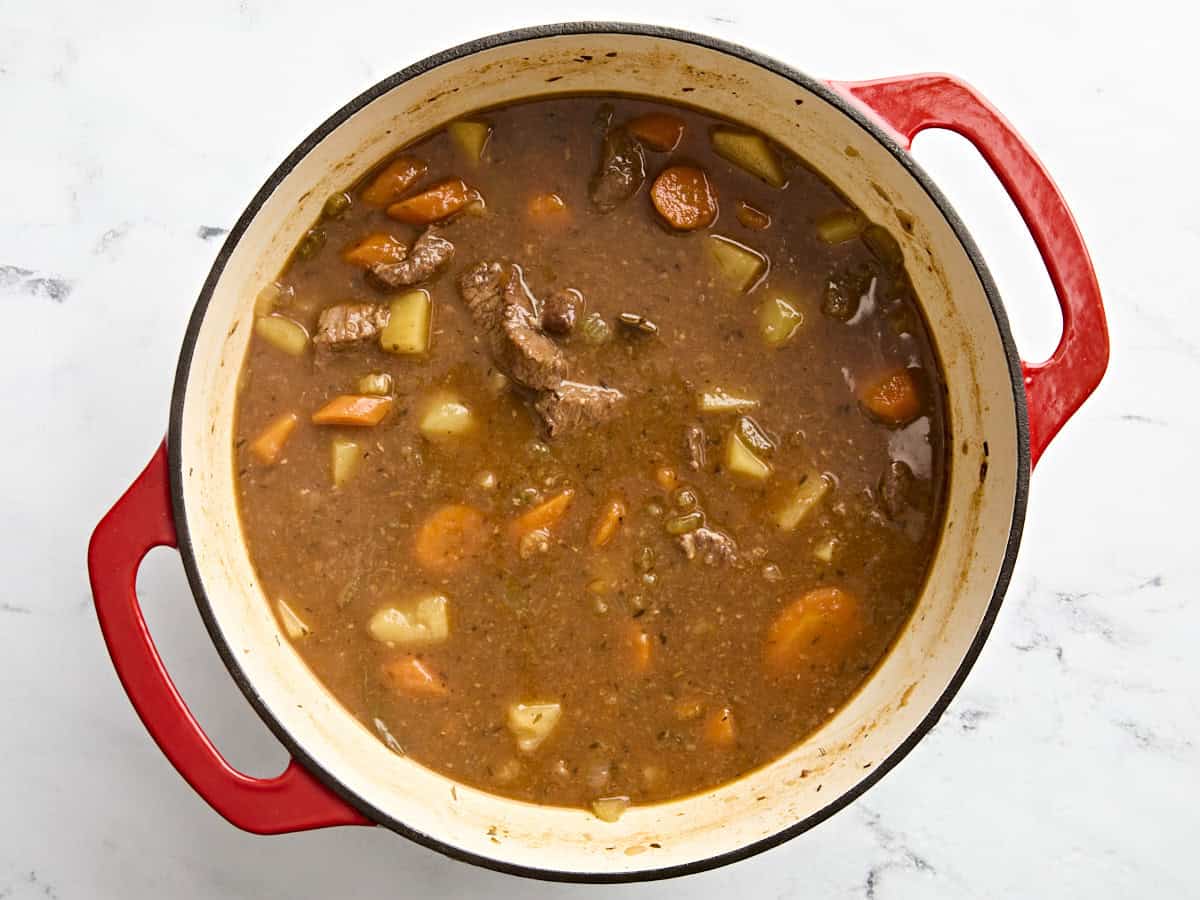 Ragoût de bœuf dans une cocotte.