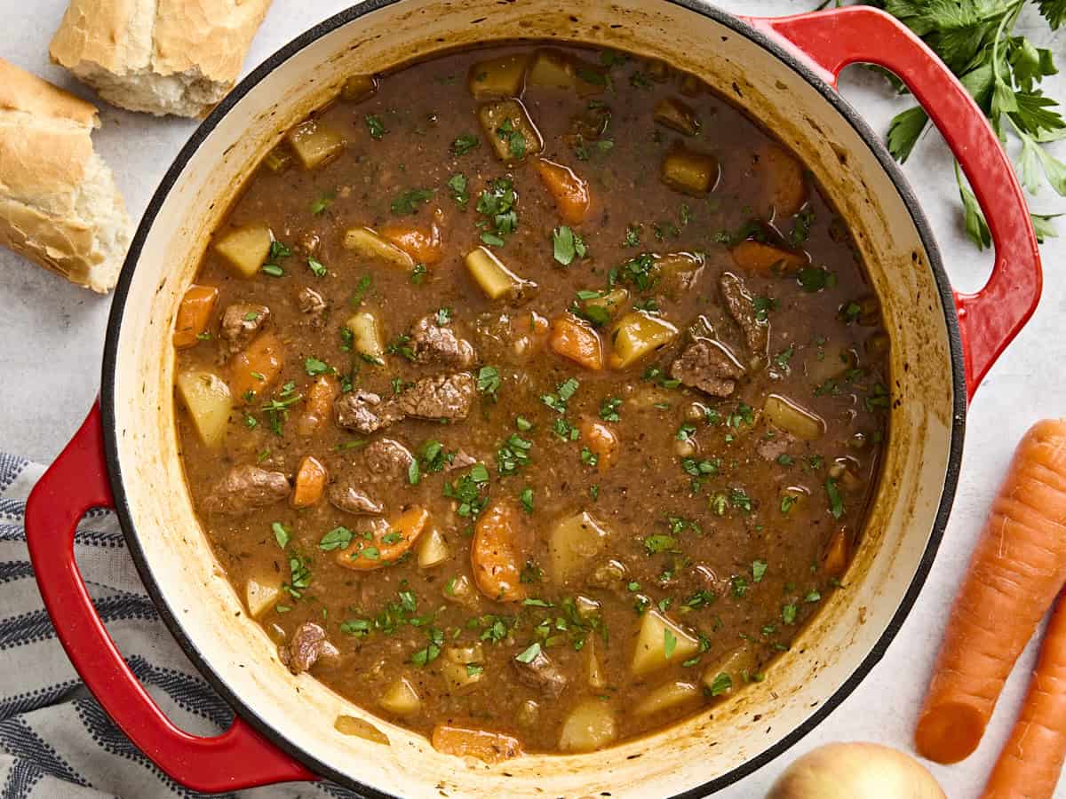 Vue aérienne du ragoût de bœuf dans une cocotte.