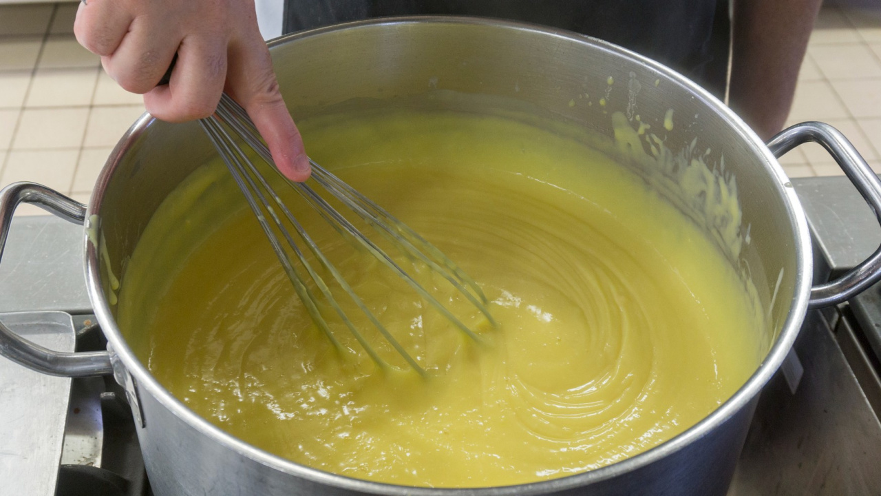 Crème pâtissière moelleuse grâce à 1 ajout insolite. Peu de gens osent, c'est dommage