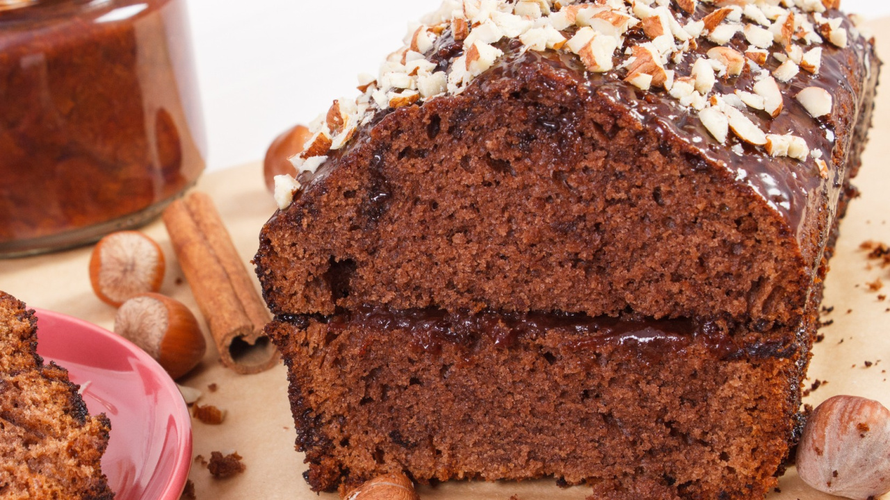 Gâteau sans œufs, à la manière du pain d'épices. Râpez 1 fruit à l’intérieur et il sera aussi humide que nécessaire