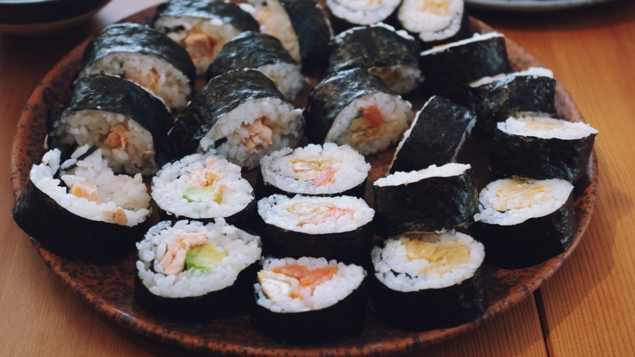 Les Polonais ont toujours peur de manger des sushis. Cependant, ils mangent d'autres poissons crus toute l'année.