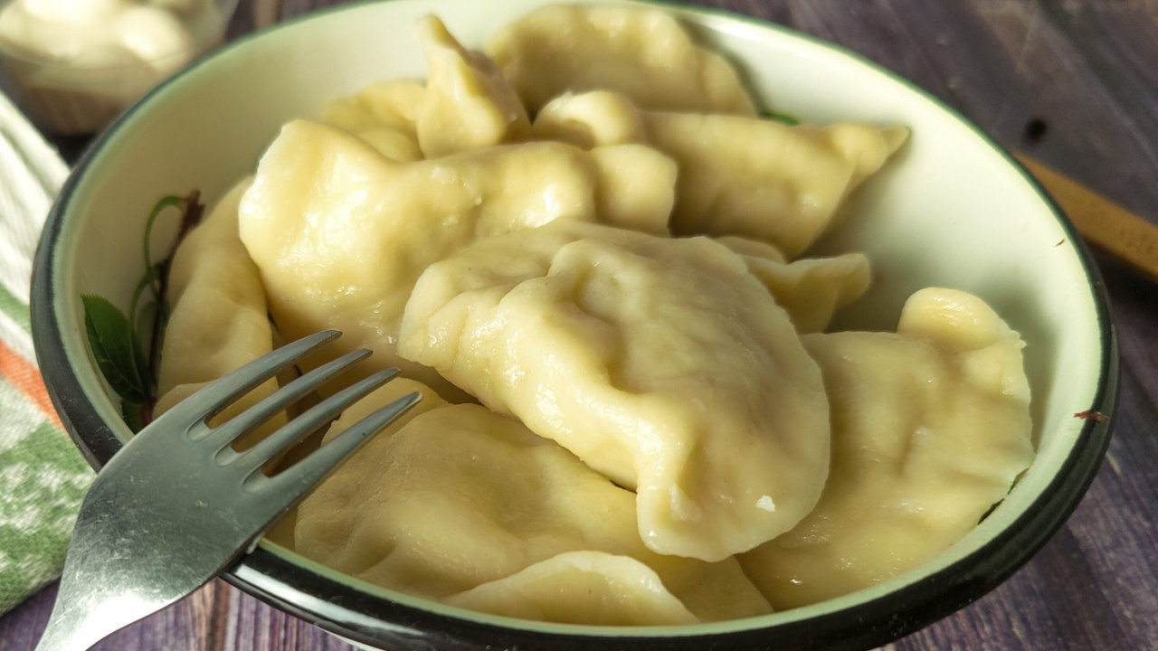 Les dumplings russes sont fabriqués différemment aux États-Unis et en Pologne. Au lieu du fromage cottage, ils utilisent quelque chose de meilleur pour la farce