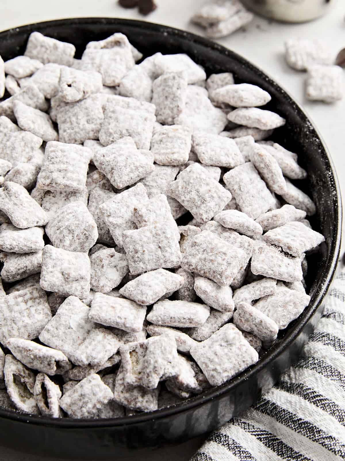 Chow pour chiots fait maison dans un bol.