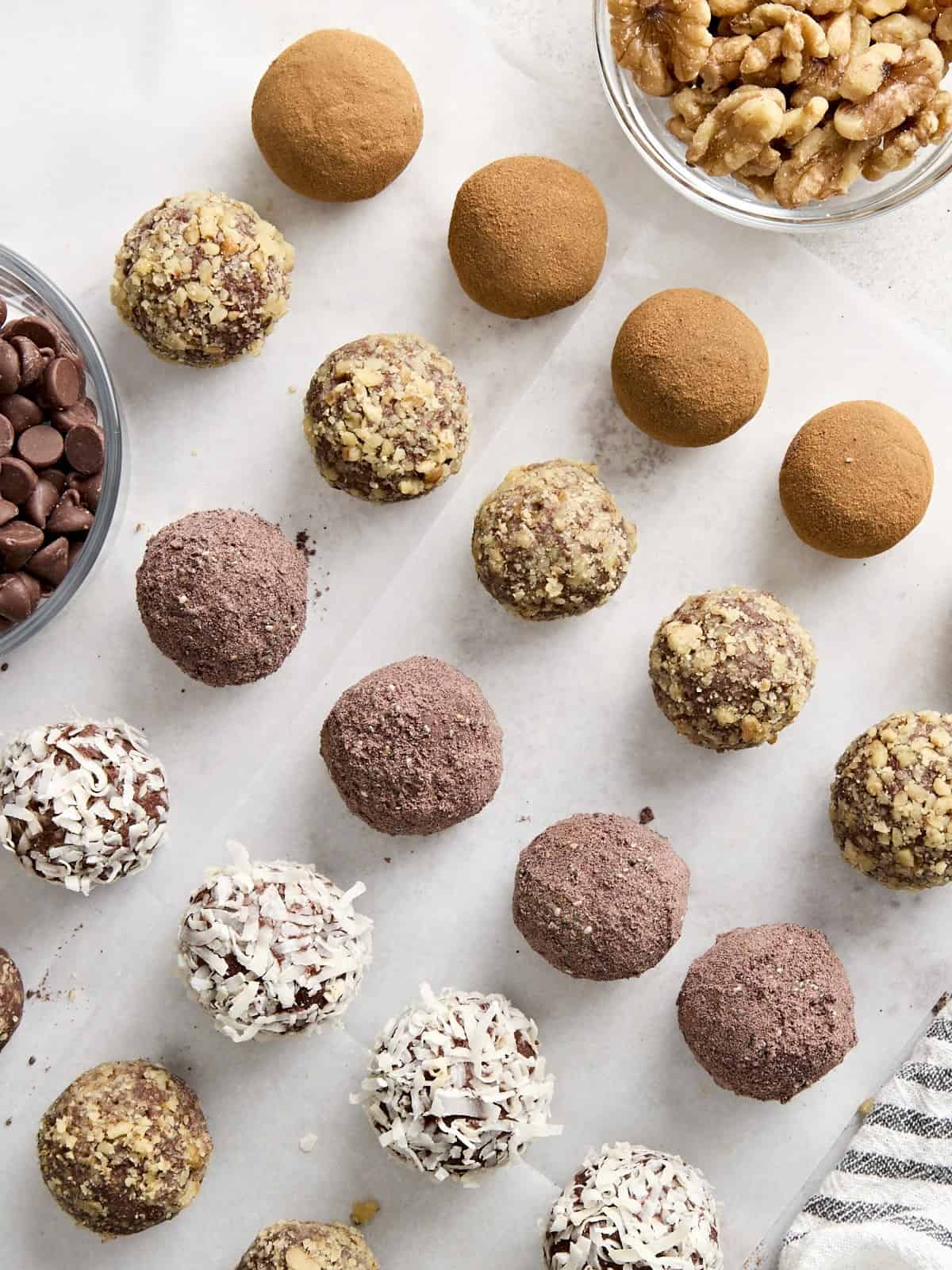 Vue aérienne de truffes au chocolat avec diverses garnitures.