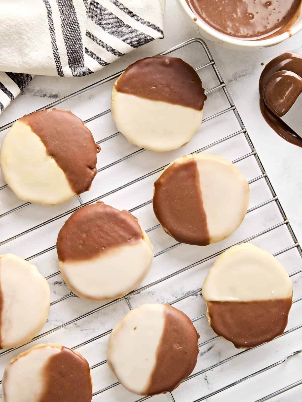 Vue aérienne de biscuits noirs et blancs sur une grille.