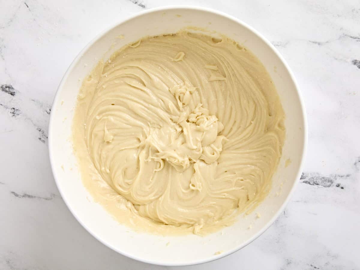 Pâte pour biscuits noirs et blancs dans un bol.