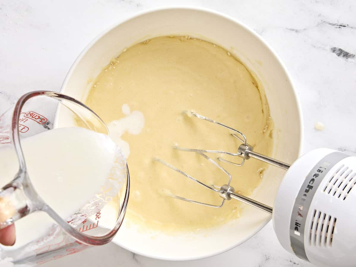 Babeurre ajouté à la pâte pour les biscuits noirs et blancs dans un bol.