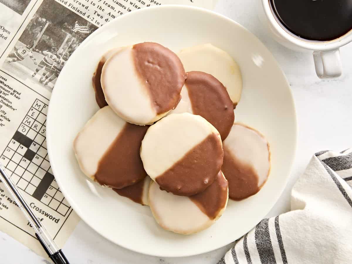 Vue aérienne de biscuits noirs et blancs sur une assiette.