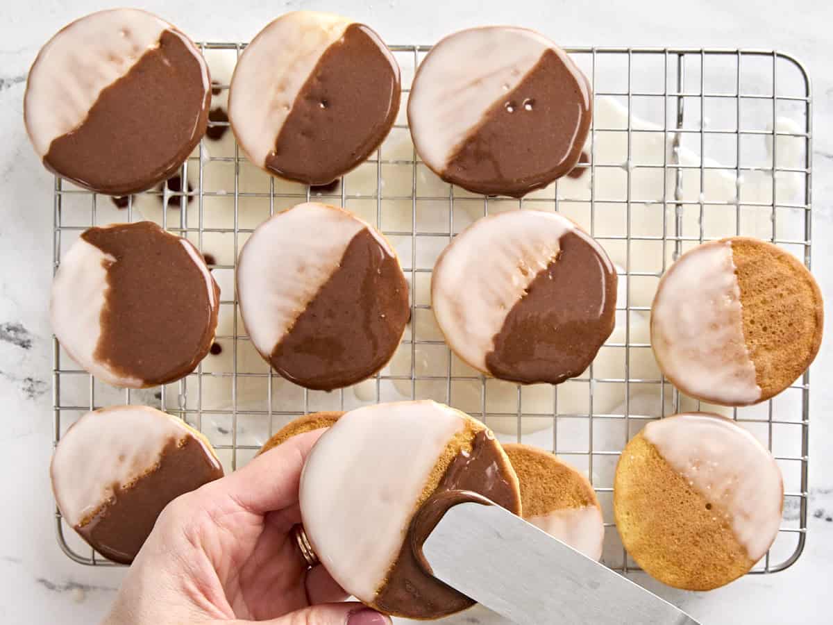 Glaçage noir ajouté aux biscuits noirs et blancs avec un couteau à beurre.