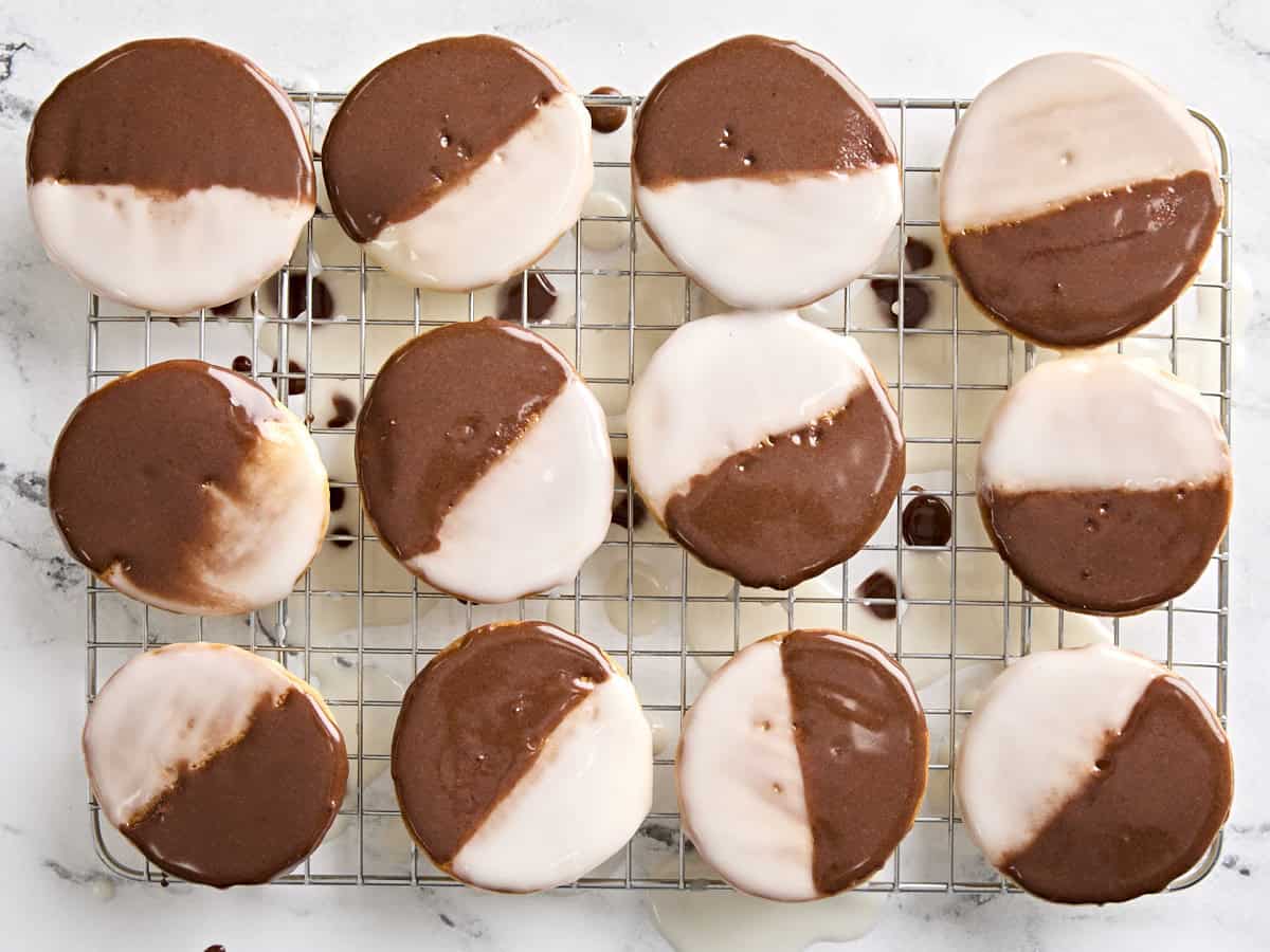 Fini les biscuits noirs et blancs sur une grille.