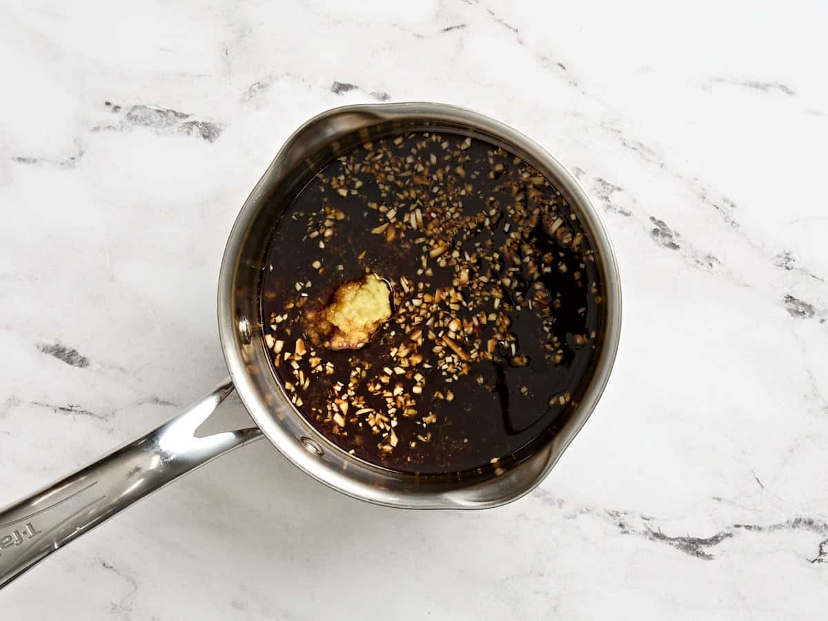 Ingrédients de la sauce teriyaki dans une casserole.