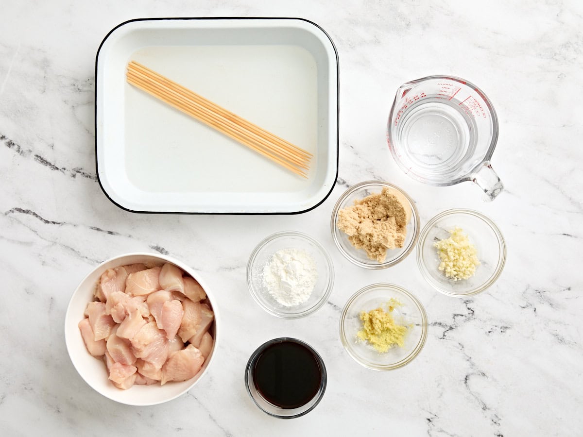 Les ingrédients des kebabs de poulet teriyaki grillés.