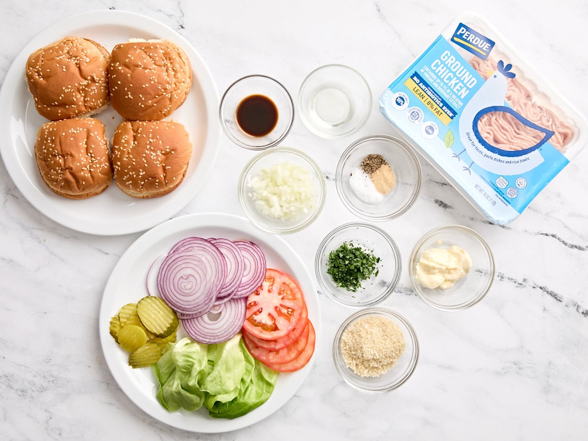 Les ingrédients pour faire des hamburgers de poulet.