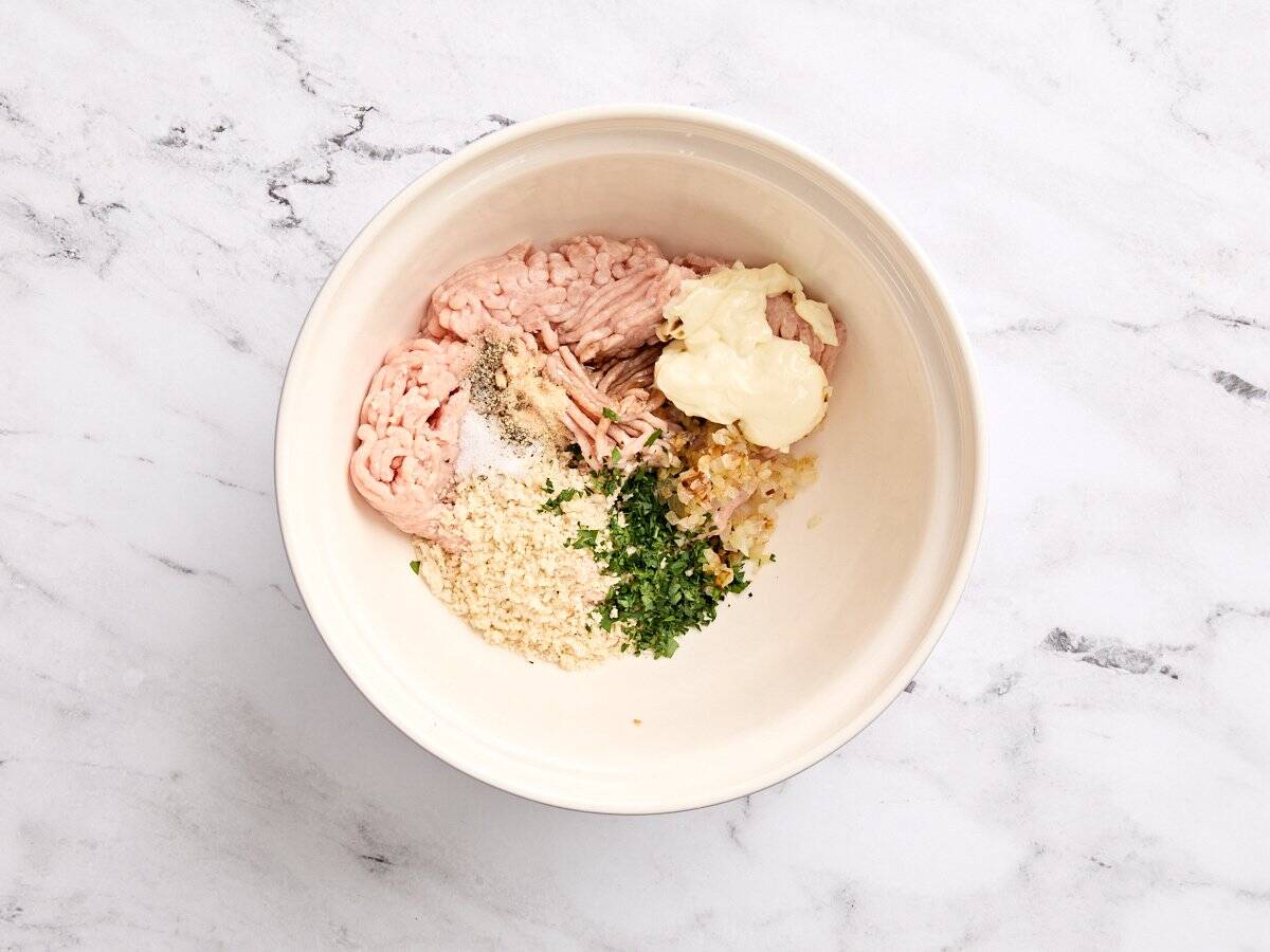 Les ingrédients des hamburgers de poulet dans un bol.