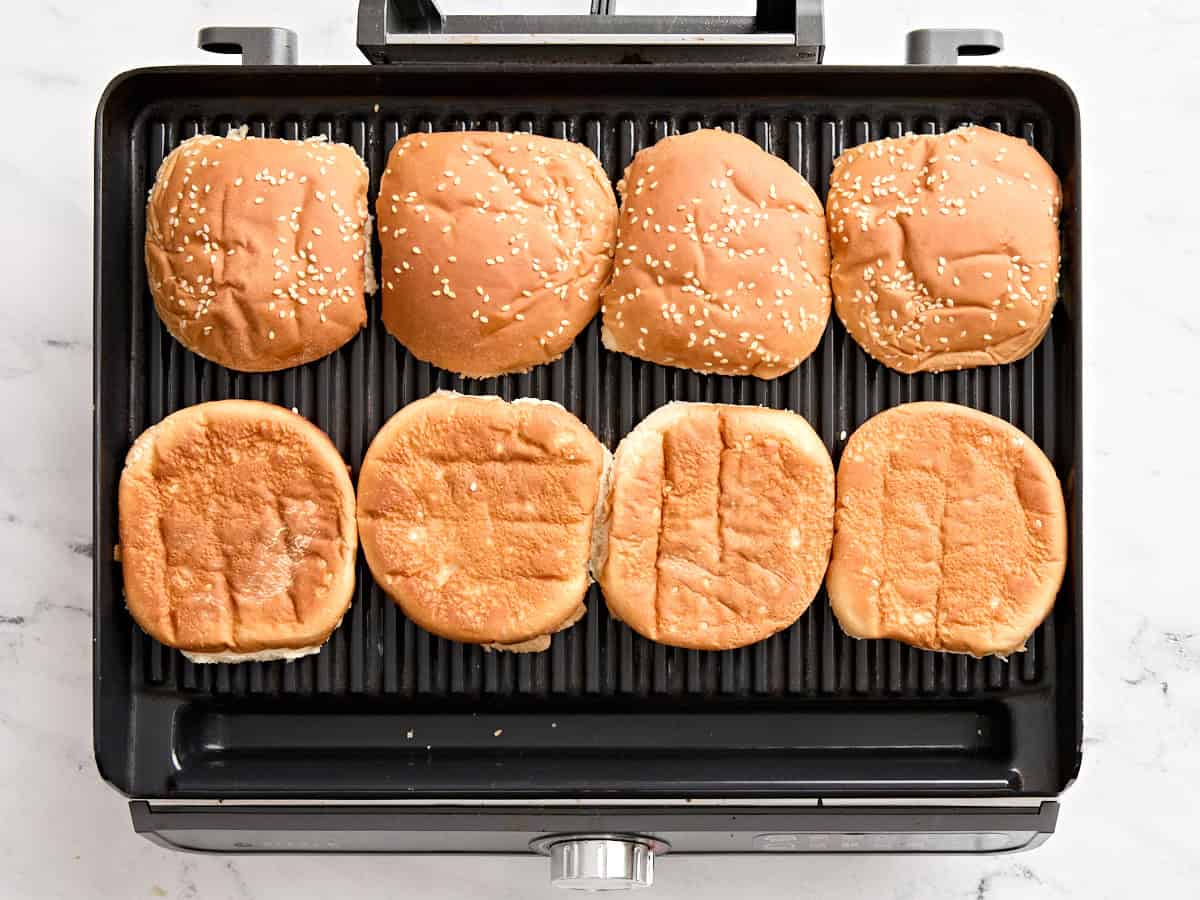 Burger Buns grillant sur un gril.