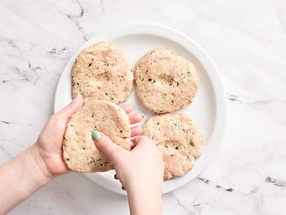 MAINS FORMING POUPES DE BURGER POULEUR.