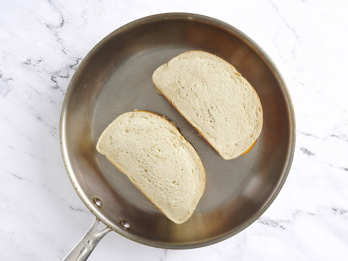 Deux grillades grillées au miel pêche dans une poêle.