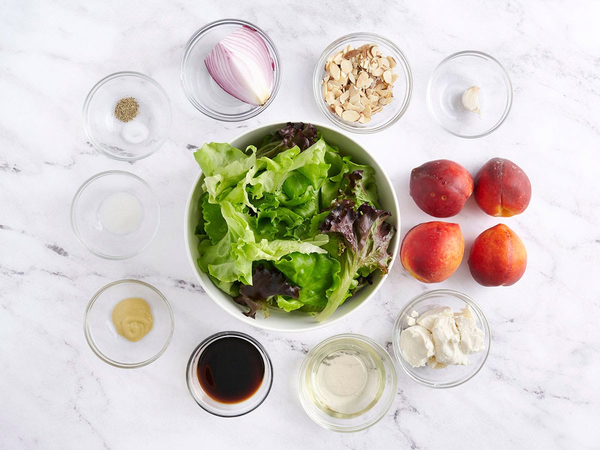 Les ingrédients d'une salade de pêche grillée.