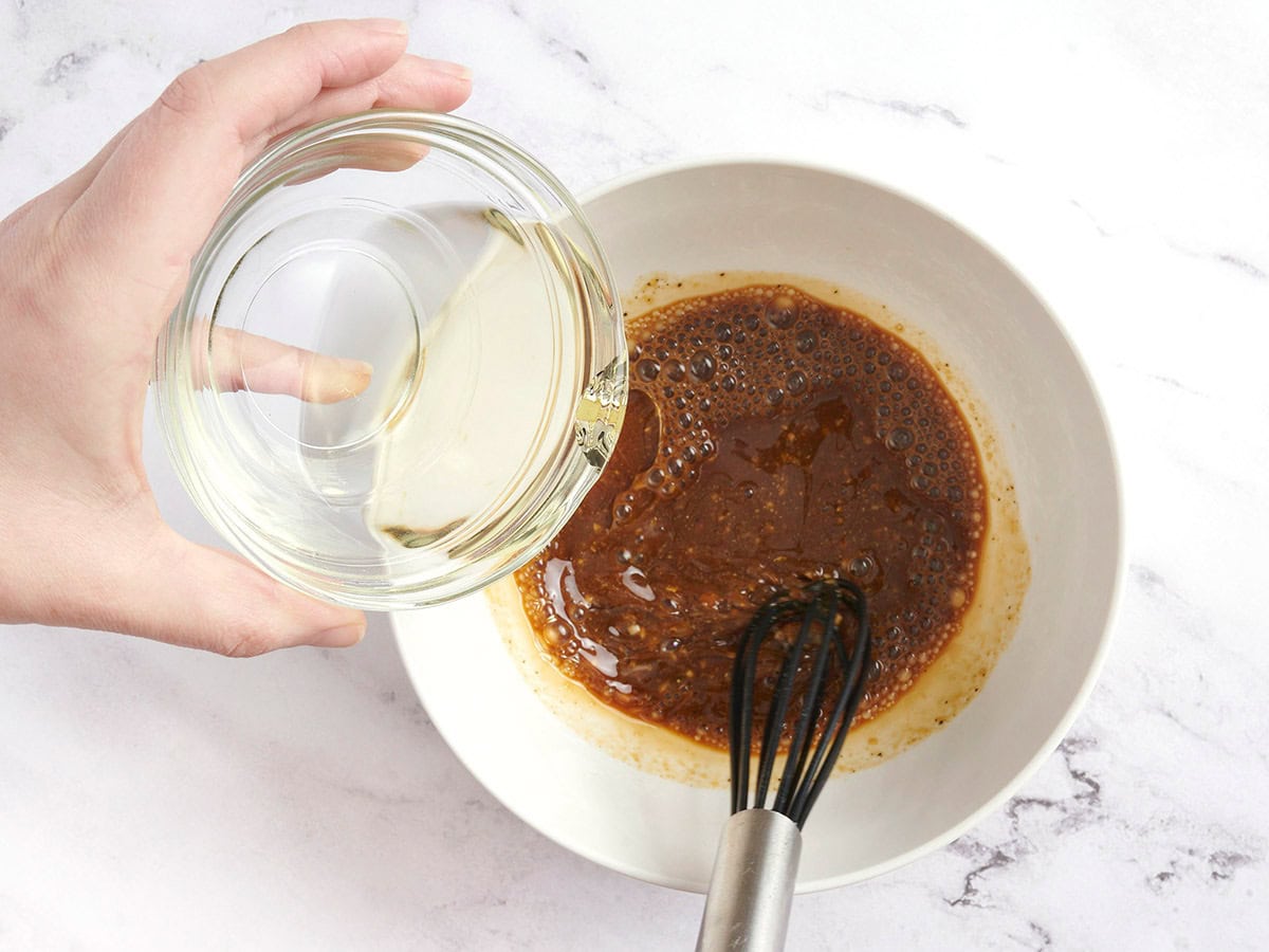 L'huile est diffusée dans une vinaigrette balsamique maison.