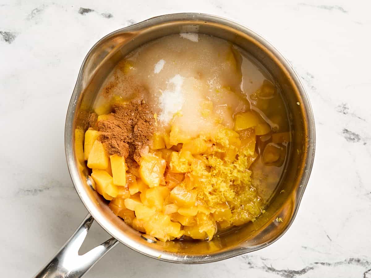 Ingrédients de sauce pêche dans une casserole.