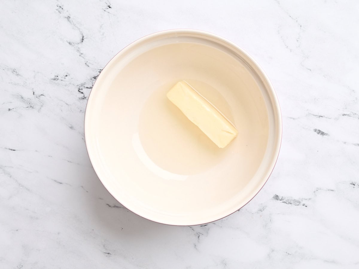 Beurre et huile dans un bol à mélanger.