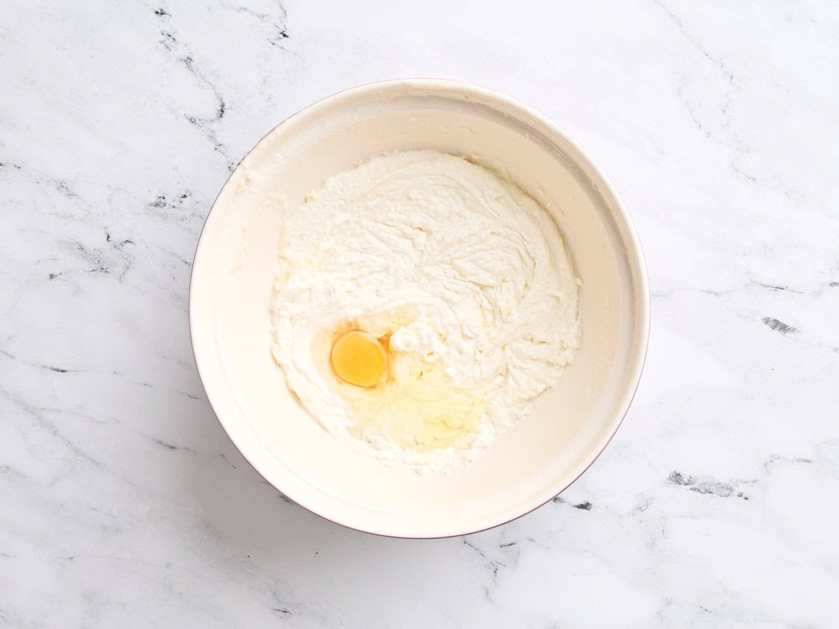 Un œuf ajouté au beurre à la crème et au sucre.