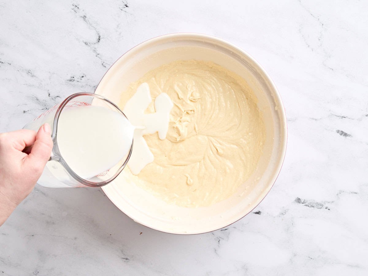 Le lait de beurre étant ajouté à la pâte pour le gâteau à la vanille.
