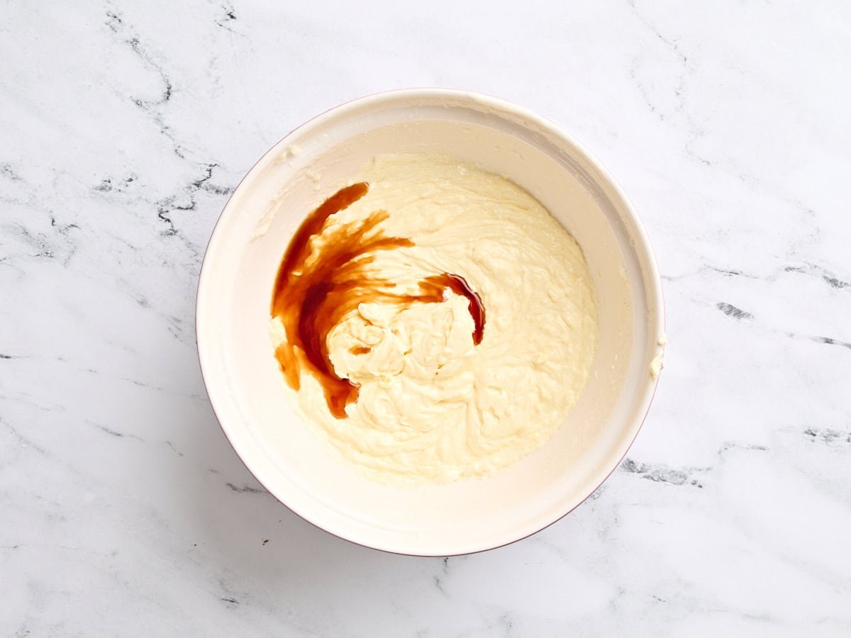 Extrait de vanille ajouté à un mélange de beurre, d'huile et de sucre.