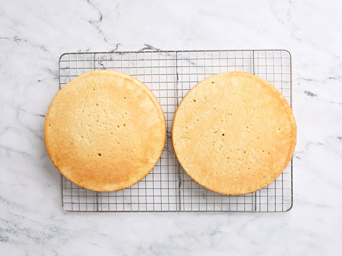 Deux gâteaux à la vanille refroidissant sur une grille de refroidissement.