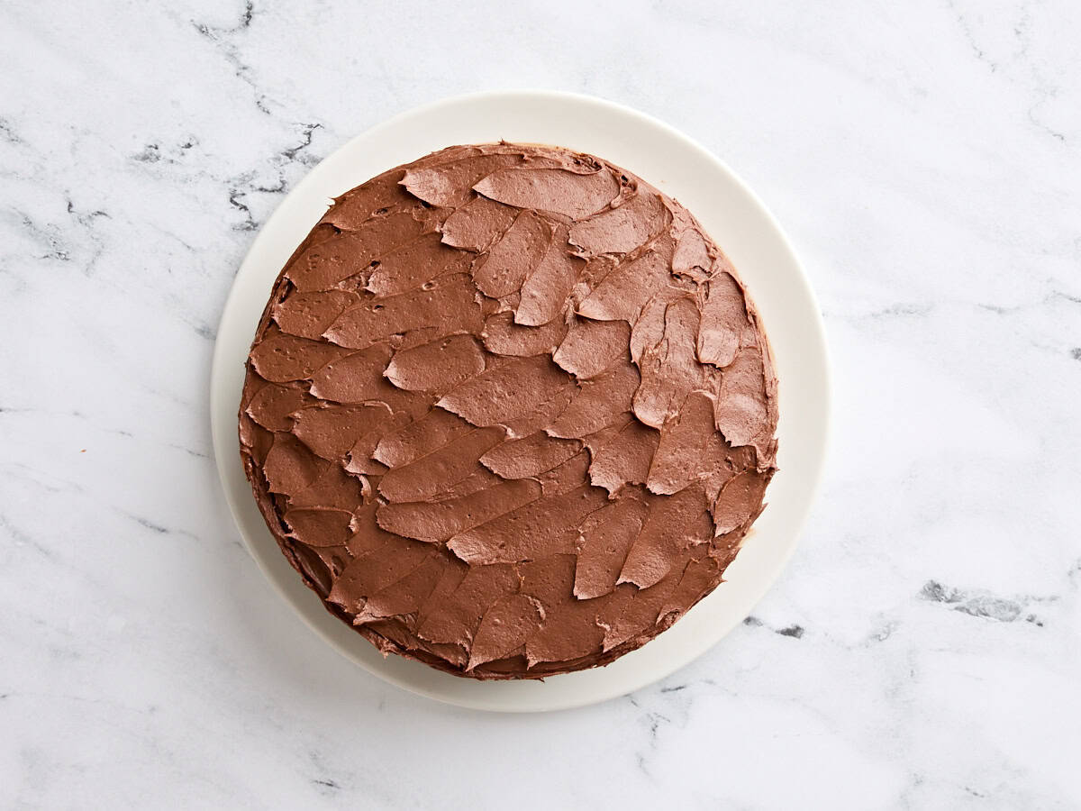 Gâteau de vanille classique fini avec crème au beurre au chocolat.