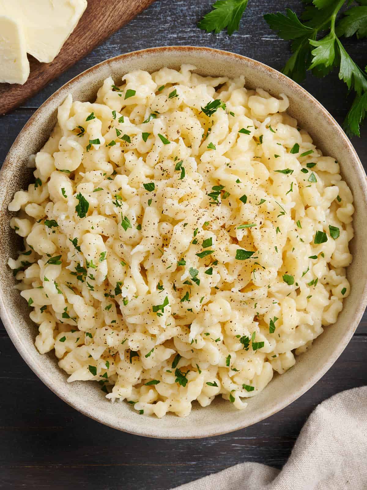 Vue aérienne d'un bol de spaetzle maison.
