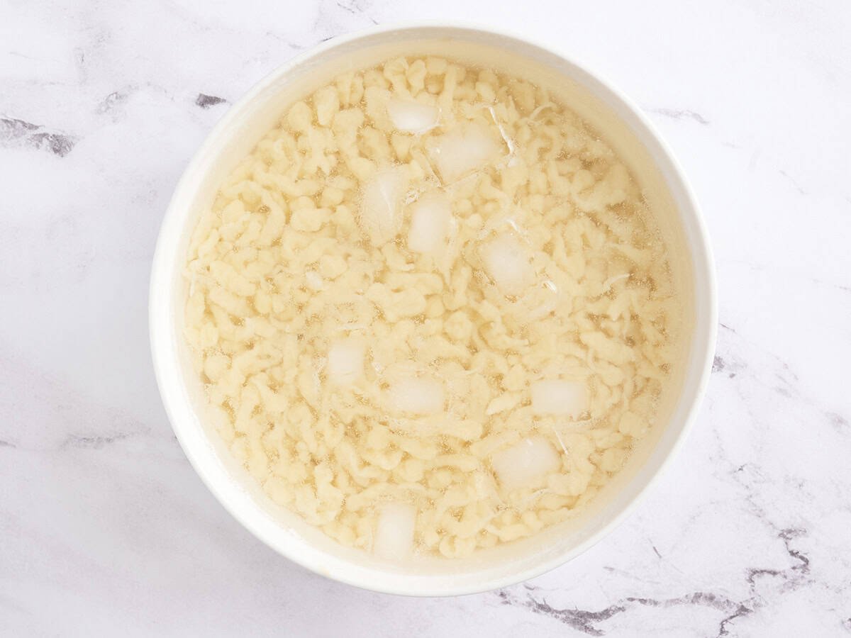 Spaetzle maison dans un bain de glace,