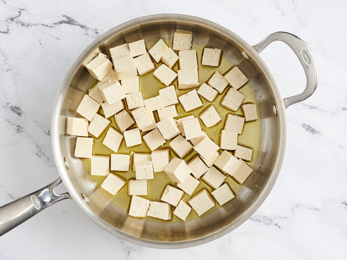 Cubes de tofu fermes dans une poêle.