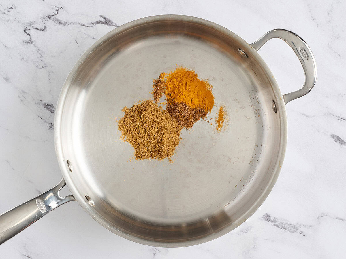 Épices séchées dans une poêle.