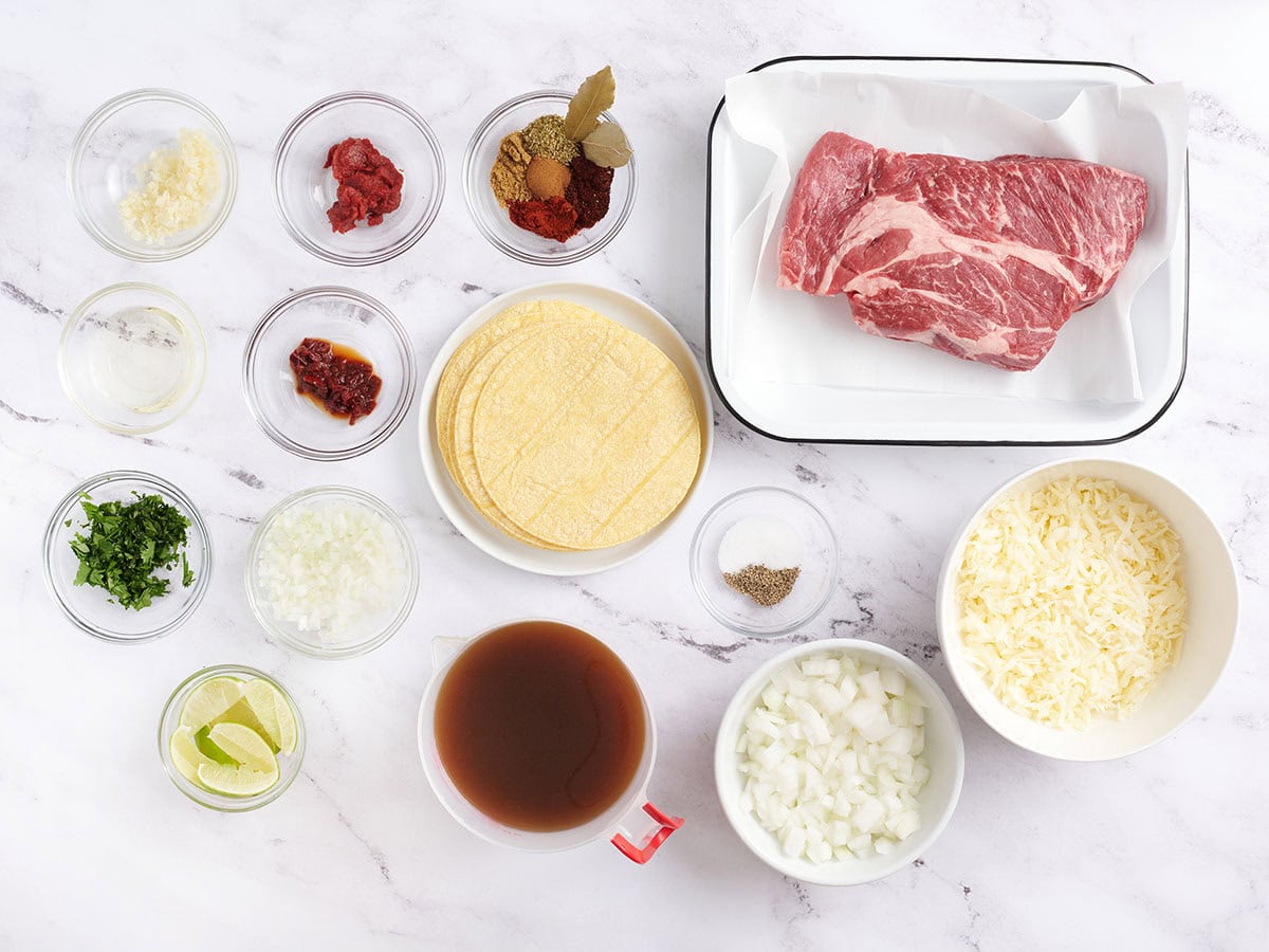 Les ingrédients pour faire des tacos de Birria.