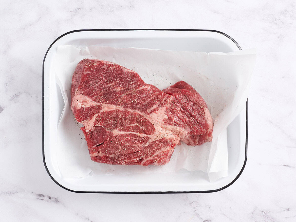 Un rôti de mandrin garni de sel et de poivre