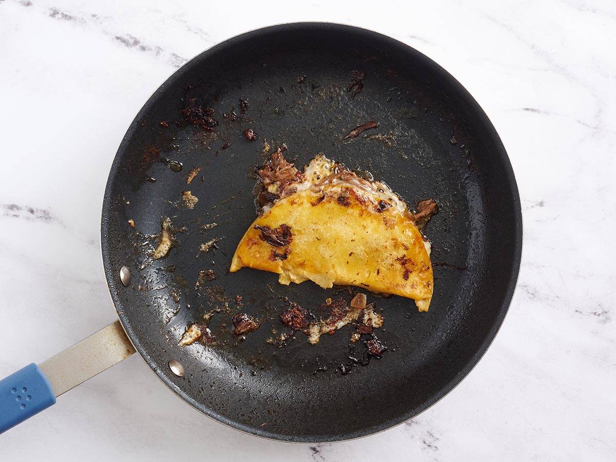 Un taco de bœuf de bœuf dans une poêle après la cuisson.