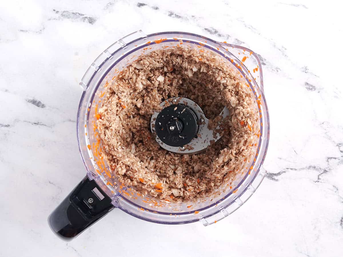 Champignons dans un robot culinaire.