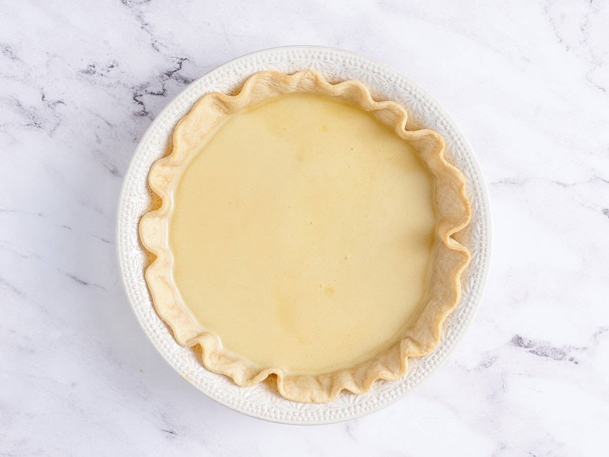 Garniture pour tarte aux échecs ajoutée à une croûte à tarte.