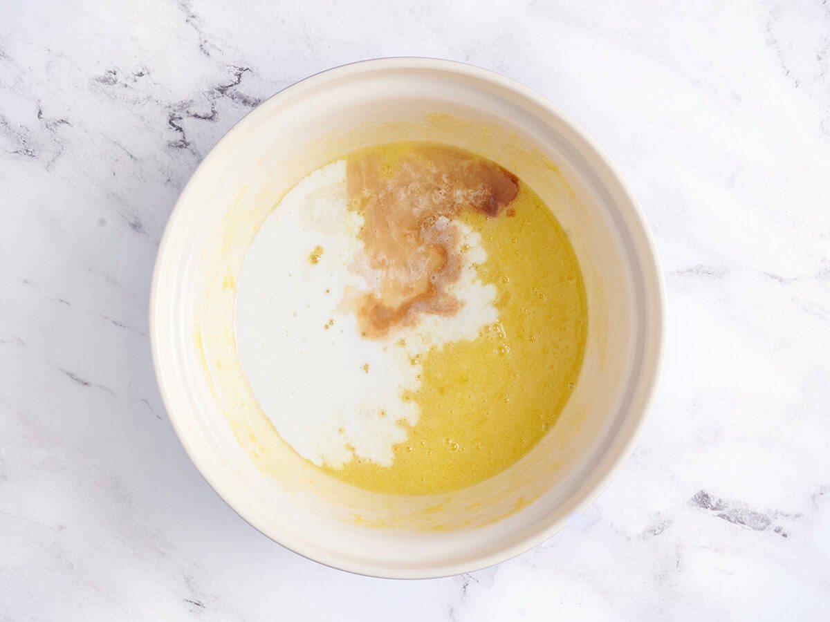 Tarte aux échecs remplissant les ingrédients dans un bol.