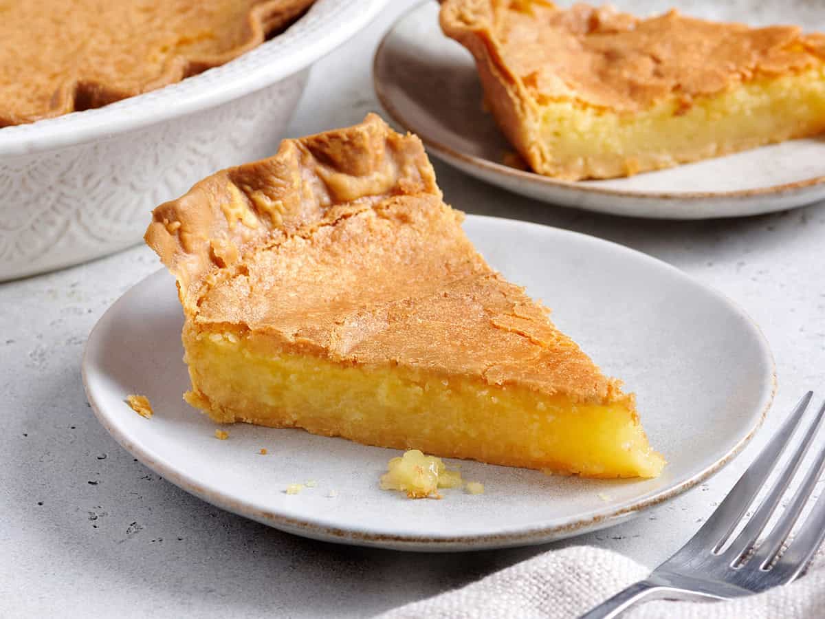 Vue latérale d'une tranche de tarte aux échecs maison sur une assiette.