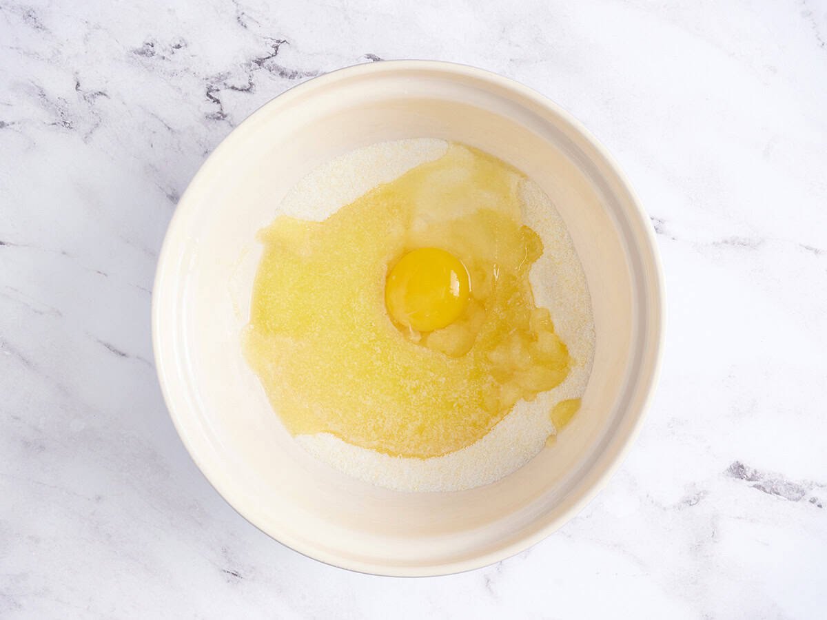 Oeuf et beurre fondu dans un bol.