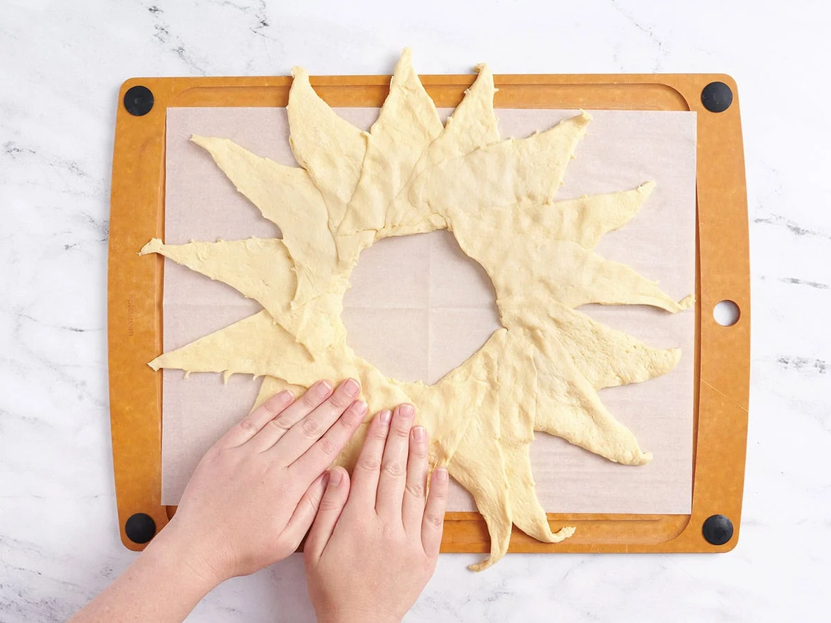 Vue aérienne d'une couronne de Noël avec un bol de sauce au milieu.