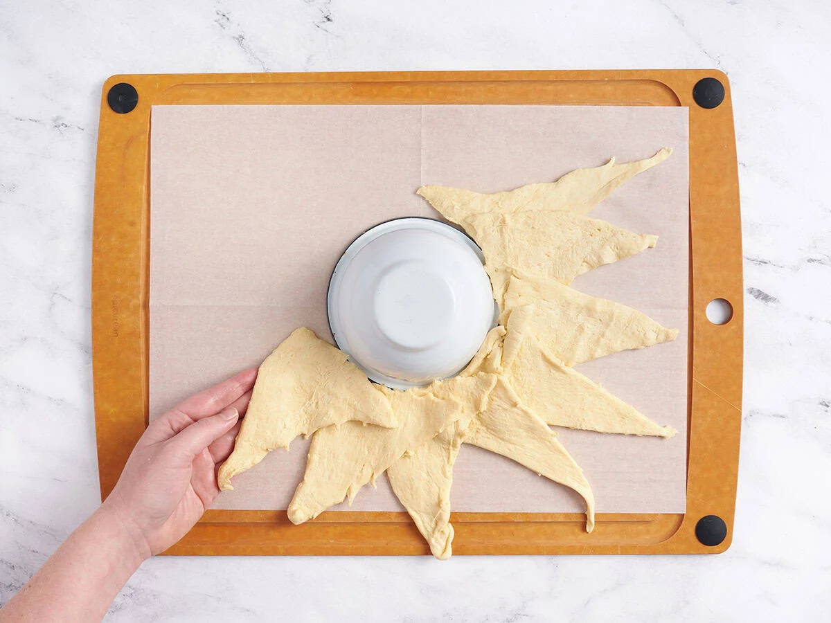 Disposez les rouleaux de croissant autour du bol.