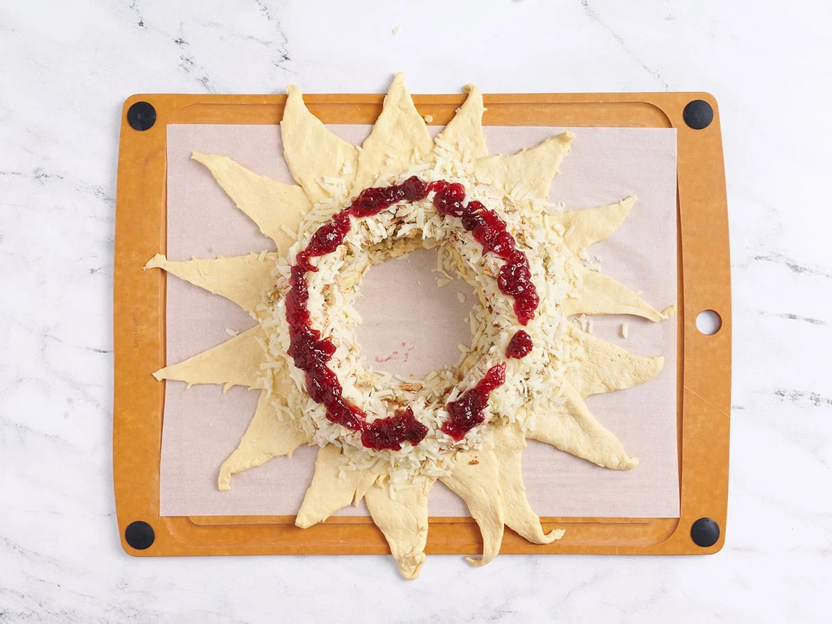 Ajouter de la sauce aux canneberges à la couronne. 